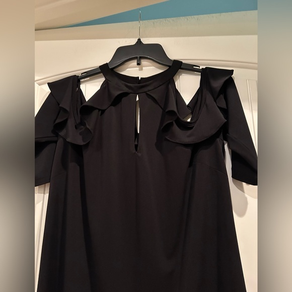 Jennifer Lopez Black cold shoulder dress with ruffle design - Picture 4 of 7